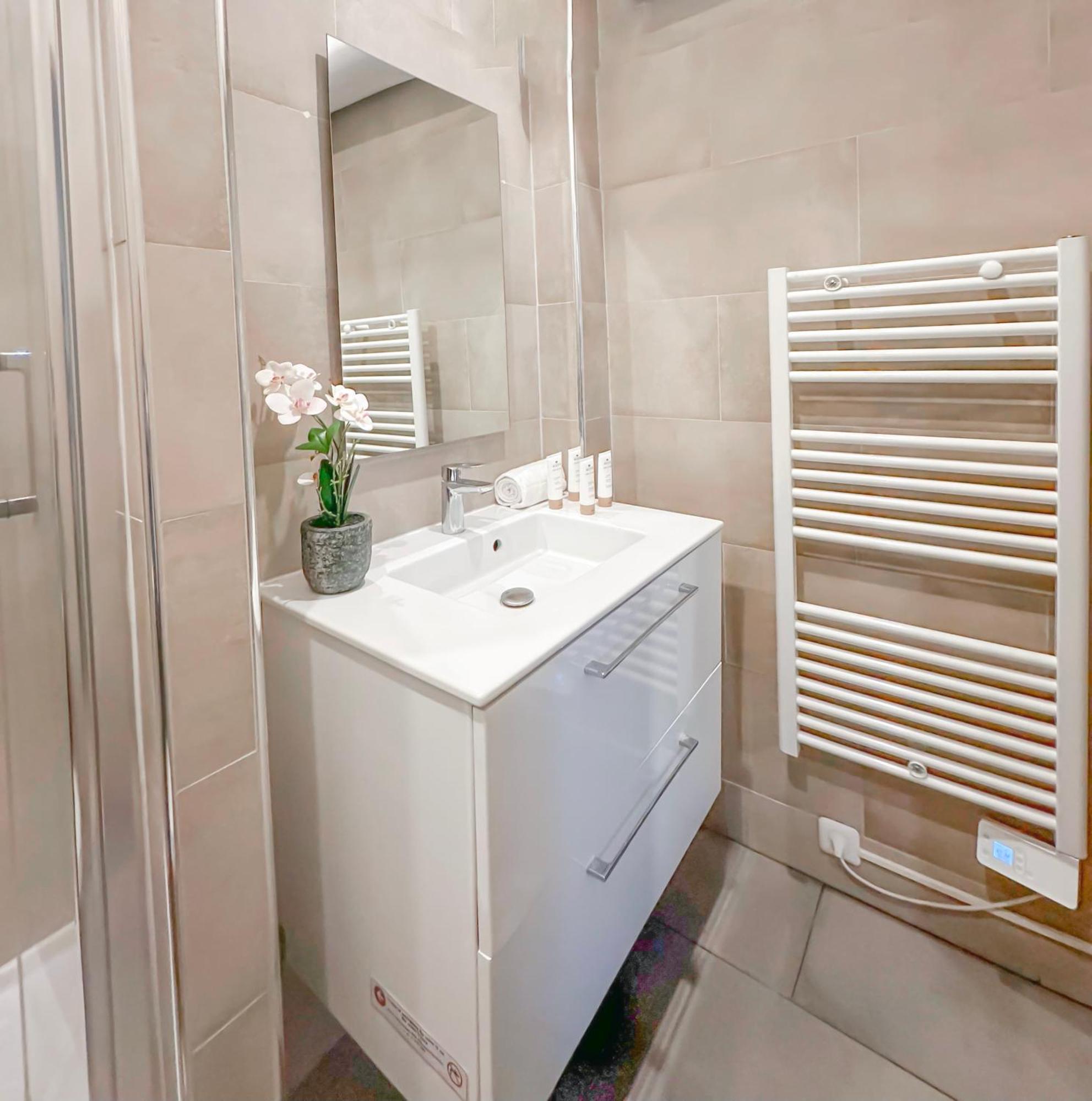 Appartamento Elegant Steps Away From Iconic Landmarks Parigi